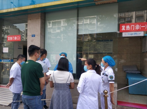 市疾控对荣县开展预检分诊和发热门诊进行专项督导检查